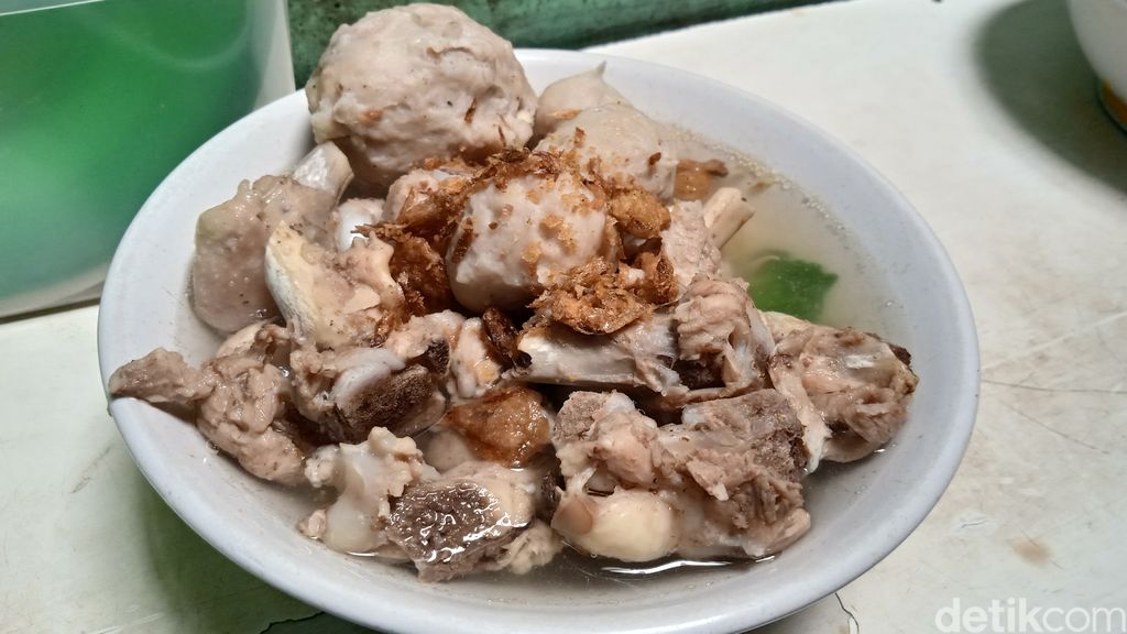 Viral Bakso Tulang di Dekat Halte Permata Hijau, Isinya Melimpah!