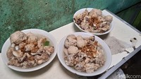 Di warung Bakso Tulang Pak Sabar ada tiga jenis menu yang ditawarkan yaitu Indomie bakso tulang, Bakso tulang mie biasa, dan Bakso tulang polos dengan sayuran. Tekstur baksonya cenderung lebih lembut dibandingkan dengan bakso di tempat lain karena menggunakan campuran daging sapi dan ayam. Foto: detikcom/Diah Afrilian