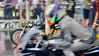 Di hari kedua Fastron Enduro Street Race di CIkarang, melombakan Drag Bike kelas SR 1 Bracket 8 Detik, SR 2 Bracket 8,5 detik, SR 3 Bracket 9 detik, SR 4 Bracket 10 detik, SR 5 Sport 2T S/D 155.CC Body Frame STD, SR 6 NINJA 2T S/D 150.CC Body Frame STD, SR 7 Matic S/D 200.CC Body Frame STD dan SR 8 Matic Selembaran Bebas. Foto: doc. Fastron Enduro Street Race