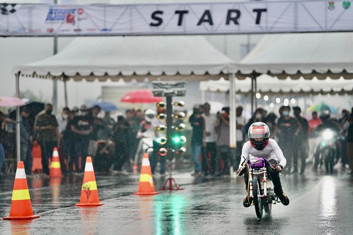 Balap liar resmi digelar di Cikarang, Jawa Barat. Setelah berhasil digelar di Ancol Jakarta Utara dan BSD Tangerang, balap liar resmi kembali digelar di Cikarang, Jawa Barat.