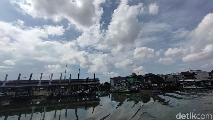 Banjir Rob di Surabaya Warga Kalianak, Kecamatan Asemrowo, Surabaya terdampak banjir rob. Terutama rumah warga yang dekat dengan muara sungai.