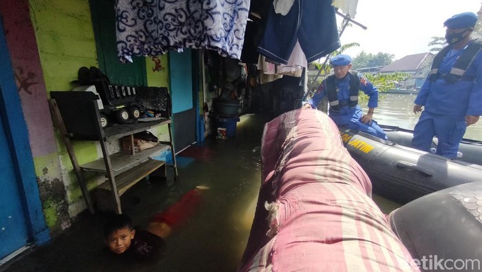 Warga Kalianak, Kecamatan Asemrowo, Surabaya terdampak banjir rob. Terutama rumah warga yang dekat dengan muara sungai.