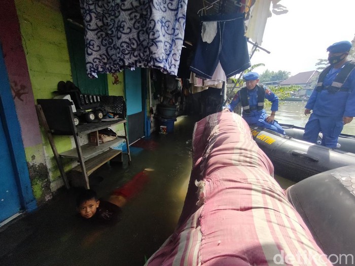 Warga Kalianak, Kecamatan Asemrowo, Surabaya terdampak banjir rob. Terutama rumah warga yang dekat dengan muara sungai.