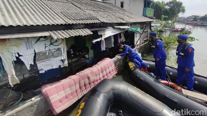 Warga Kalianak, Kecamatan Asemrowo, Surabaya terdampak banjir rob. Terutama rumah warga yang dekat dengan muara sungai.