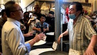 Ketua Umum PAN itu mengatakan saat ini dirinya memantau efektivitas program minyak goreng 2 liter per 1 KTP.
