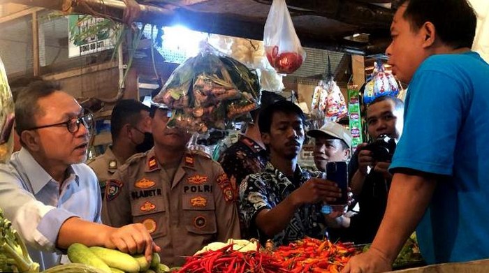 Menteri Perdagangan Zulkifli Hasan melakukan kunjungan kerja ke Pasar Koja, Jakarta. Ada sejumlah hal yang dilakukannya dalam kunjungan tersebut. Apa saja?