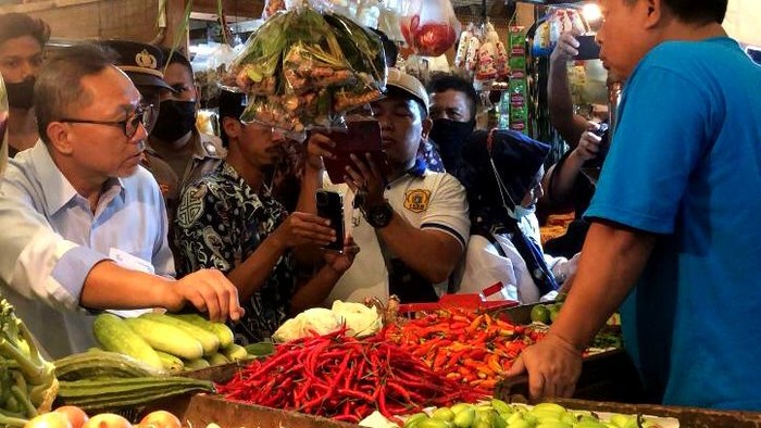Menteri Perdagangan Zulkifli Hasan melakukan kunjungan kerja ke Pasar Koja, Jakarta. Ada sejumlah hal yang dilakukannya dalam kunjungan tersebut. Apa saja?