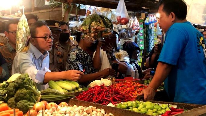 Blusukan ke Pasar Koja, Ini yang Dilakukan Mendag Zulhas Menteri Perdagangan Zulkifli Hasan melakukan kunjungan kerja ke Pasar Koja, Jakarta. Ada sejumlah hal yang dilakukannya dalam kunjungan tersebut. Apa saja?