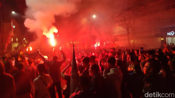Bonek menyulut flare dan kembang api sembari menyanikan yel-yel saat nobar di Polrestabes Surabaya.