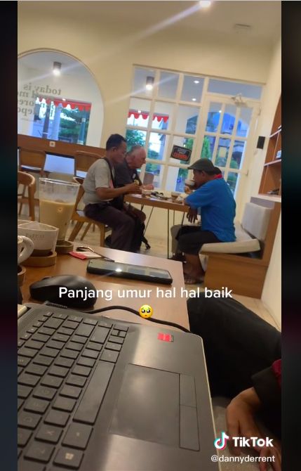 Bule traktir ngopi bapak-bapak di Yogyakarta