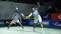 Pram/Yeretak terkejar lagi. Mereka bisa menaklukkan pasangan Malaysia itu 21-14 dalam durasi 14 menit. Pukulan Chia/Soh yang menyangkut net membuat Pram/Yere merebut gim pertama.