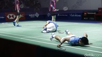 Pertarungan Pram/Yere terus ketat hingga menjelang akhir gim ketiga. Margin keunggulan Pram/Yere menipis lagi pada keunggulan 17-16. Yere salah jatuh pada kedudukan 20-18, dia memegangi lutut.