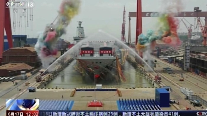 China Luncurkan Kapal Induk Ketiga China meluncurkan kapal induk ketiganya yang dirancang dan dibangun di dalam negeri. Hal ini dinilai sebagai kemajuan militer besar-besaran bagi negara adidaya Asia itu. Kapal induk ketiga China itu diluncurkan di galangan kapal Shanghai dengan meriah pada Jumat (17/6) waktu setempat.