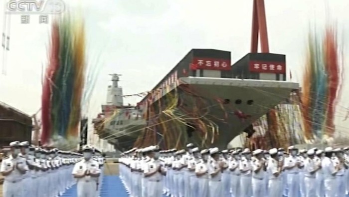 China meluncurkan kapal induk ketiganya yang dirancang dan dibangun di dalam negeri. Hal ini dinilai sebagai kemajuan militer besar-besaran bagi negara adidaya Asia itu. Kapal induk ketiga China itu diluncurkan di galangan kapal Shanghai dengan meriah pada Jumat (17/6) waktu setempat.