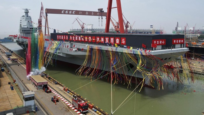 China meluncurkan kapal induk ketiganya yang dirancang dan dibangun di dalam negeri. Hal ini dinilai sebagai kemajuan militer besar-besaran bagi negara adidaya Asia itu. Kapal induk ketiga China itu diluncurkan di galangan kapal Shanghai dengan meriah pada Jumat (17/6) waktu setempat.