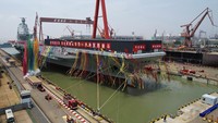 Kapal induk ini membuktikan kemajuan industri militer negeri Tirai Bambu. Sebab Fujian dibuat sepenuhnya oleh sumber daya lokal China. Fujian juga memiliki landasan terbang yang rata seperti kapal induk Amerika Serikat. Foto: Li Gang/Xinhua via AP