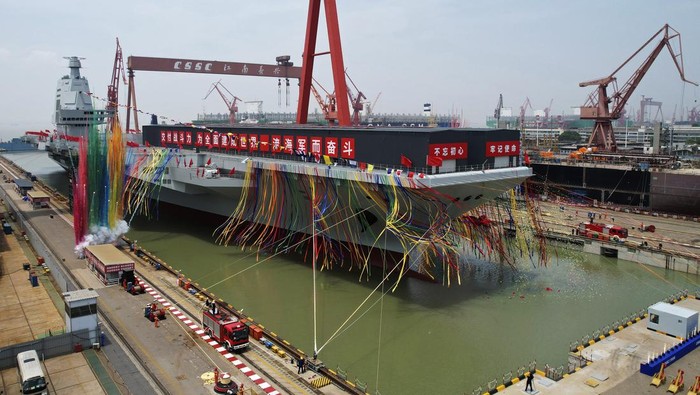 China Luncurkan Kapal Induk Ketiga China meluncurkan kapal induk ketiganya yang dirancang dan dibangun di dalam negeri. Hal ini dinilai sebagai kemajuan militer besar-besaran bagi negara adidaya Asia itu. Kapal induk ketiga China itu diluncurkan di galangan kapal Shanghai dengan meriah pada Jumat (17/6) waktu setempat.
