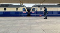 Hotan-Ruoqiang menghubungkan kota Hotan, Xinjiang dan Ruoqiang dengan lama perjalanan memakan waktu 11 jam dengan kecepatan 120 kilometer per jam. Perjalanan ini melewati sebanyak 22 stasiun. Dalam rilis resmi yang dikeluarkan China State Railway Group, perusahaan mengklaim jalur kereta di atas gurun ini sebagai yang terpanjang di dunia.