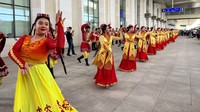 Penari menari saat seremoni peresmian jalur KA tersebut. Sebagai informasi, total keseluruhan kereta api yang beroperasi di China melebihi 150.000 kilometer.