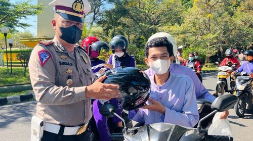 Dalam rangka menyambut Hari Bhayangkara ke 76, Sat Lantas Polres Sumbawa membagikan helm SNI (Standar Nasional Indonesia) serta masker secara gratis kepada para pengguna jalan yang melintas di kawasan tertib lalu lintas tepatnya di Jalan Hasanuddin Sumbawa, Jumat (17/06/22) pagi.