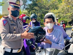 Polisi Bagikan Helm-SIM Gratis untuk Pengendara di Sumbawa