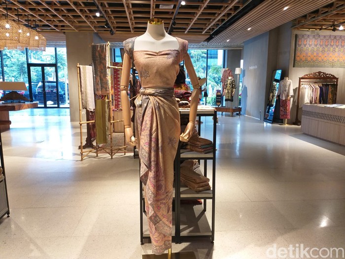 Deretan 'Batik Sultan' yang Dijual di Sarinah Deretan 'Batik Sultan' yang Dijual di Sarinah