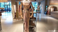 Foto di atas adalah kain dan selendang batik wanita yang bahannya 100% sutra dihargai Rp 9 juta. Kain batik tersebut adalah merek Batik Afif, yang memang sudah terkenal di daerah Yogyakarta. Foto: Kholida Qothrunnada