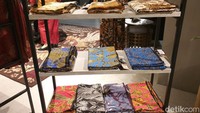 Untuk bahan batik tulis berukuran 3 meter saja, bisa dihargai Rp 5,5 juta. Bahan batik itu asli dari batik tulis dari para pengrajin, dengan kualitas premium. Foto: Kholida Qothrunnada