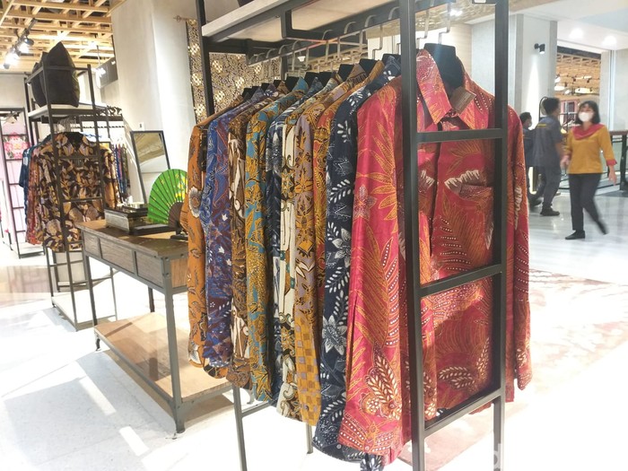 Deretan 'Batik Sultan' yang Dijual di Sarinah Deretan 'Batik Sultan' yang Dijual di Sarinah