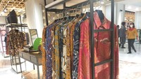 Di area lantai Ground Floor (GF) Mal Sarinah, terdapat beberapa gerai yang menjual aneka batik dan juga kain tenun. Untuk kemeja batiknya saja harganya bisa di atas Rp 1 juta. Foto: Kholida Qothrunnada