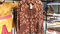 Ini adalah kemeja batik karya desainer Iwan Tirta yang dibuat dengan alat tenun bukan mesin, berbahan sutra, dan dibanderol Rp 9 jutaan. Foto: Kholida Qothrunnada