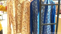 Kita paling murah ada di harga 2 jutaan sih. Itu yang batik print, kalau yang batik tulis asli dan bahan tenun, itu harganya agak lebih mahal Rp 5-7 jutaan, kata salah seorang Pramuniaga yang bertugas, kepada detikcom, Jumat (17/6/2022). Foto: Kholida Qothrunnada