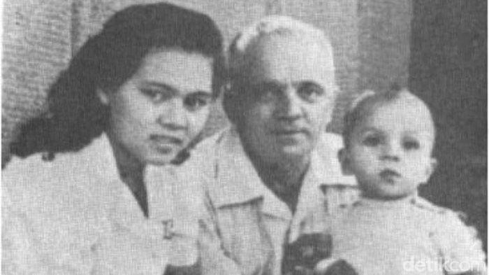 Dolly (kiri) bersama keluarganya