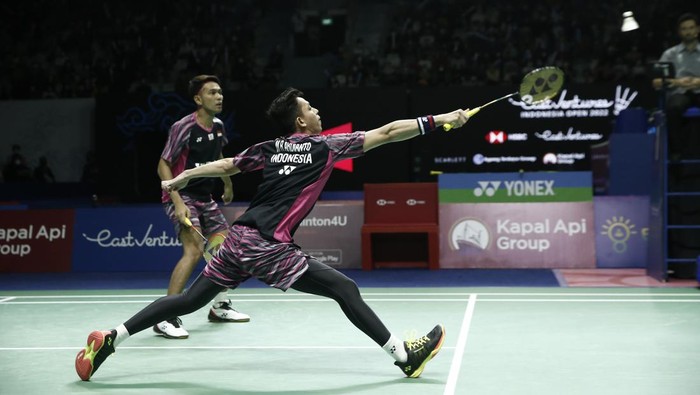 Pebulu tangkis ganda putra Indonesia Fajar Alfian dan Muhammad Rian Ardianto saat bertanding melawan ganda putra China Liu Yu Chen dan Ou Xuan Yi dalam babak 8 besar Indonesia Open 2022 di Istora Senayan, Jakarta Pusat, Jumat (17/6/2022). Pasangan ganda putra Indonesia Fajar/Rian gagal lolos ke babak semi final Indonesia Open usai dikalahkan ganda putra China Liu/Xuan dalam dua set pertandingan dengan skor 18/21, 18/21.