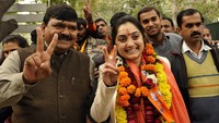 Dia mewakili partai dan membela pemerintah khususnya PM Narendra Modi. Sosoknya familiar bagi penonton televisi di India karena sering terdengar berteriak dan mengolok-olok lawan politiknya.