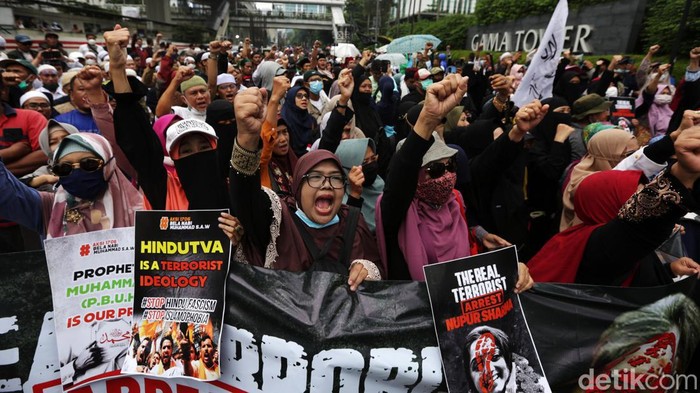 FPI-PA 212 Demo di Kedubes India Massa dari Front Persaudaraan Islam (FPI), Persaudaraan Alumni (PA) 212 dan GNPF-Ulama menggelar demonstrasi di depan Kedubes India, Jakarta Selatan, Jumat (17/6/2022). Aksi itu dilakukan sebagai bentuk protes buntut penghinaan terhadap Nabi Muhammad oleh politisi India.
