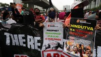 Massa aksi juga membawa beberapa atribut, seperti bendera dan spanduk yang berisi tuntutan.