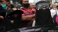 Lantunan syahadat tak hentinya dilantunkan oleh massa aksi di depan Kedubes India.