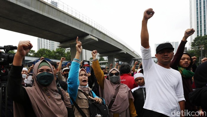 Massa dari Front Persaudaraan Islam (FPI), Persaudaraan Alumni (PA) 212 dan GNPF-Ulama menggelar demonstrasi di depan Kedubes India, Jakarta Selatan, Jumat (17/6/2022). Aksi itu dilakukan sebagai bentuk protes buntut penghinaan terhadap Nabi Muhammad oleh politisi India.