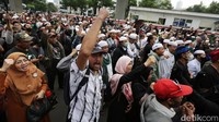 Massa aksi datang ke Kedubes India sekitar pukul 13.35 WIB. Mayoritas terlihat menggunakan pakaian berwarna hitam.