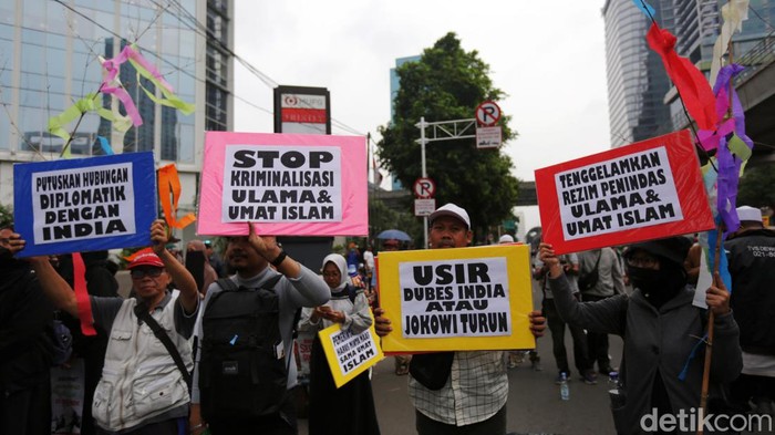 Massa dari Front Persaudaraan Islam (FPI), Persaudaraan Alumni (PA) 212 dan GNPF-Ulama menggelar demonstrasi di depan Kedubes India, Jakarta Selatan, Jumat (17/6/2022). Aksi itu dilakukan sebagai bentuk protes buntut penghinaan terhadap Nabi Muhammad oleh politisi India.