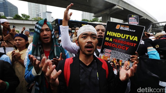 Massa dari Front Persaudaraan Islam (FPI), Persaudaraan Alumni (PA) 212 dan GNPF-Ulama menggelar demonstrasi di depan Kedubes India, Jakarta Selatan, Jumat (17/6/2022). Aksi itu dilakukan sebagai bentuk protes buntut penghinaan terhadap Nabi Muhammad oleh politisi India.