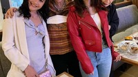 Prilly Latuconsina juga sosok yang begitu menghormati artis-artis senior. Bersama dengan Tissa Biani, Prilly Latuconsina tampak akrab makan bersama Widyawati. Foto: Instagram/prillylatuconsina96