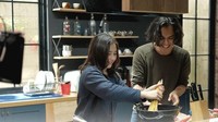Handal memasak, tidak heran jika Prilly Latuconsina tidak terlihat kaku dalam berbagai adegan di dapur. Salah satunya ketika harus melakukan adegan memasak pasta, terlihat begitu mudah untuk dirinya. Foto: Instagram/prillylatuconsina96