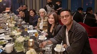 Sebagai salah satu pemilik saham dari klub sepak bola Indonesia, ternyata Prilly Latuconsina juga ikut menyambut kedatangan Mesut Ozil ketika berkunjung ke Indonesia. Mereka tampak makan malam bersama dengan beberapa tokoh lainnya. Foto: Instagram/prillylatuconsina96