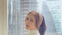 Eh, ternyata Prilly Latuconsina baru saja merilis video musik berjudul Dear Love. Selamat ya buat, Prilly! Foto: Instagram/prillylatuconsina96