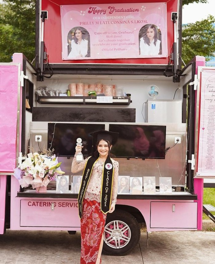 Galeri Prilly Latuconsina Wow! Prilly Latuconsina Bisnis Mie hingga Makan Bareng Mesut Ozil