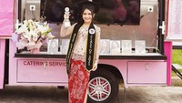 Momen kelulusannya menjadi seorang sarjana juga disambut dengan begitu meriah. Bahkan ada food truck yang sengaja didatangkan sebagai hadiah untuk Prilly Latuconsina. Foto: Instagram/prillylatuconsina96