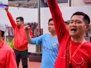 Lain Sendiri, Gibran Pakai Baju Biru Man City Saat Senam PDIP