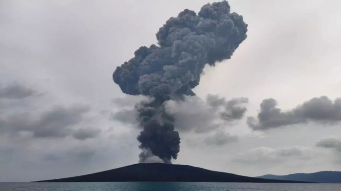 Gunung Anak Krakatau erupsi (Foto: Istimewa)